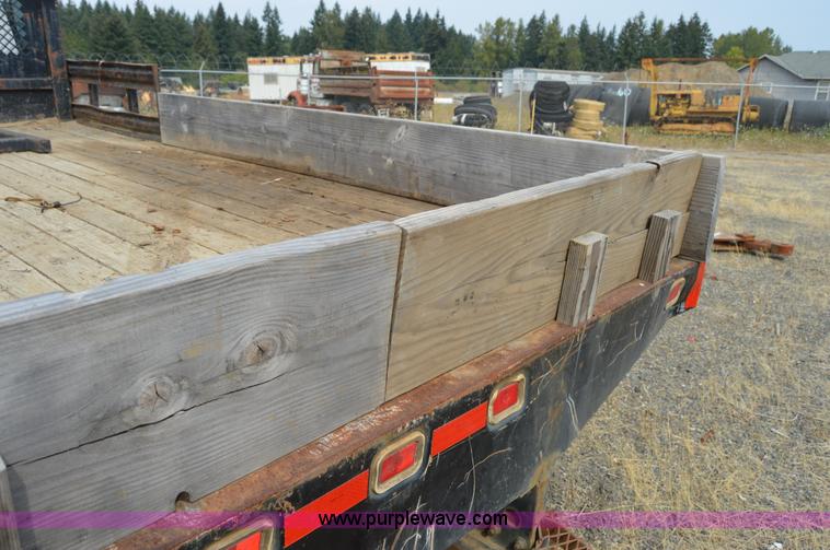 image for item F8351 2003 Chevrolet C4500 flatbed truck