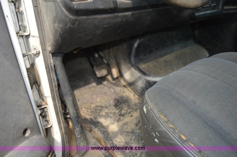 image for item F8351 2003 Chevrolet C4500 flatbed truck