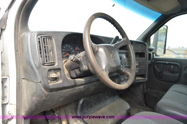 image for item F8351 2003 Chevrolet C4500 flatbed truck