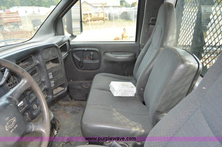 image for item F8351 2003 Chevrolet C4500 flatbed truck