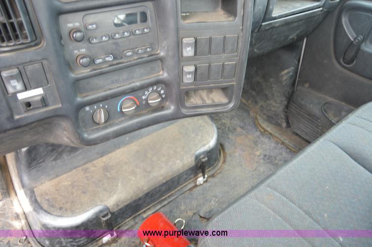 image for item F8351 2003 Chevrolet C4500 flatbed truck