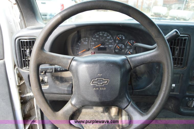 image for item F8351 2003 Chevrolet C4500 flatbed truck