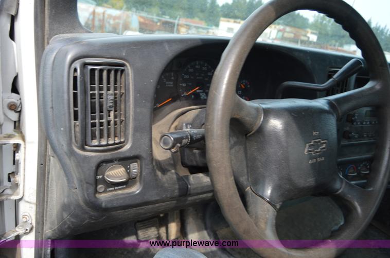 image for item F8351 2003 Chevrolet C4500 flatbed truck