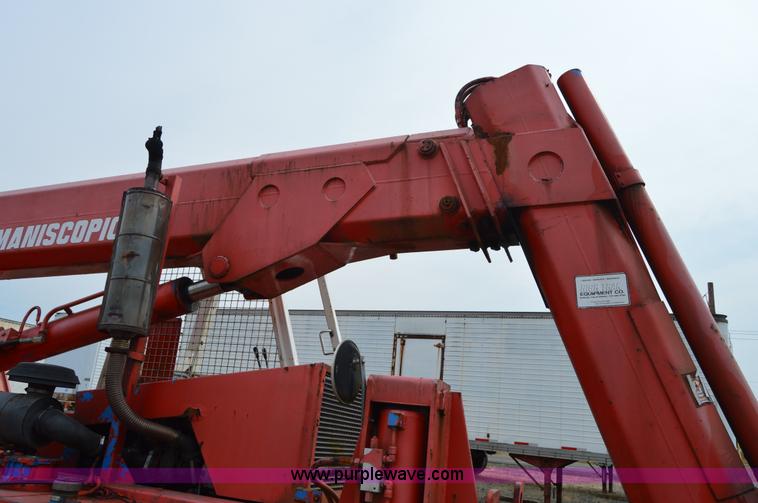 image for item F8352 1987 Manitoe R1134-4TC telehandler
