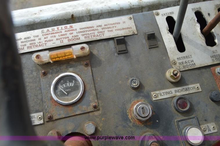 image for item F8352 1987 Manitoe R1134-4TC telehandler