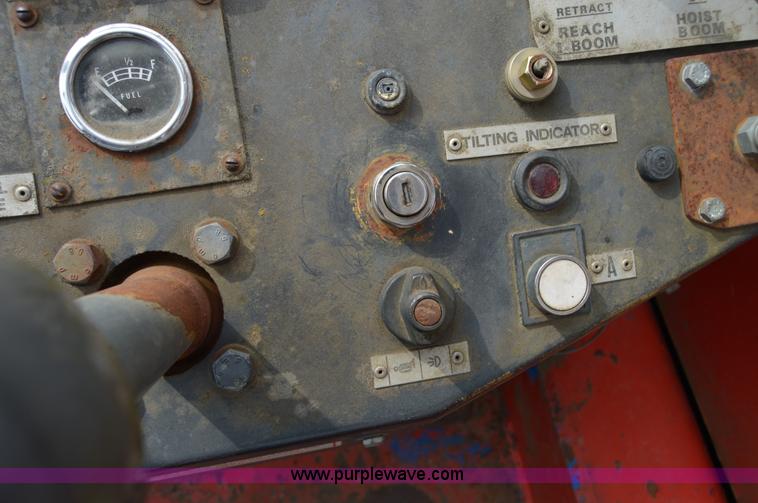 image for item F8352 1987 Manitoe R1134-4TC telehandler