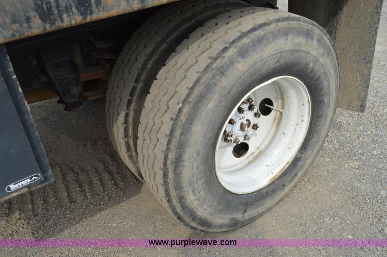 image for item F8354 1997 Ford F800 dump truck