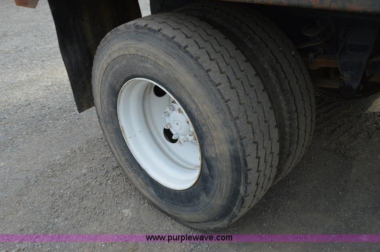 image for item F8354 1997 Ford F800 dump truck