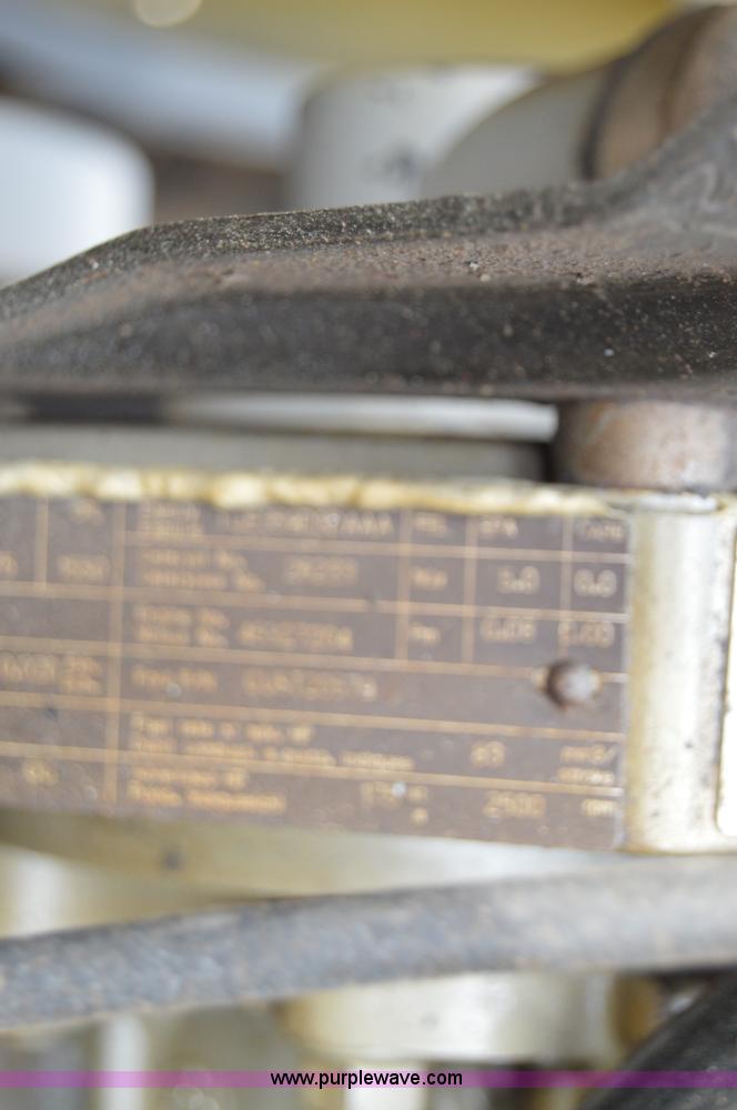 image for item F8354 1997 Ford F800 dump truck