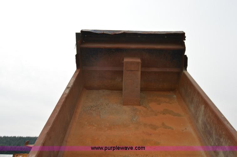 image for item F8354 1997 Ford F800 dump truck