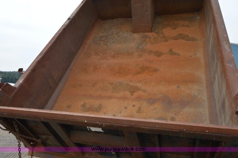 image for item F8354 1997 Ford F800 dump truck