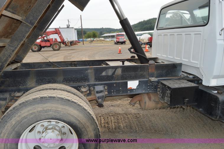 image for item F8354 1997 Ford F800 dump truck