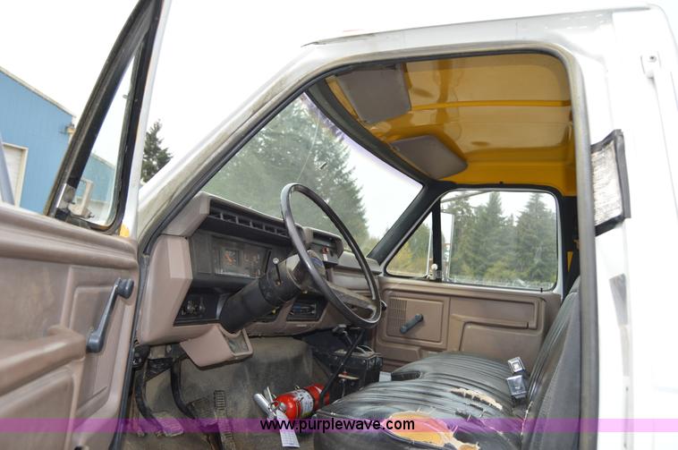 image for item F8354 1997 Ford F800 dump truck
