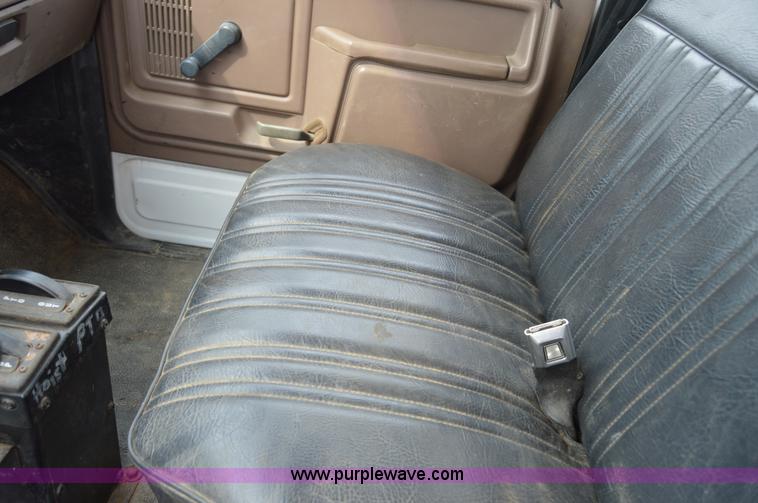 image for item F8354 1997 Ford F800 dump truck