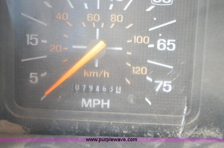 image for item F8354 1997 Ford F800 dump truck