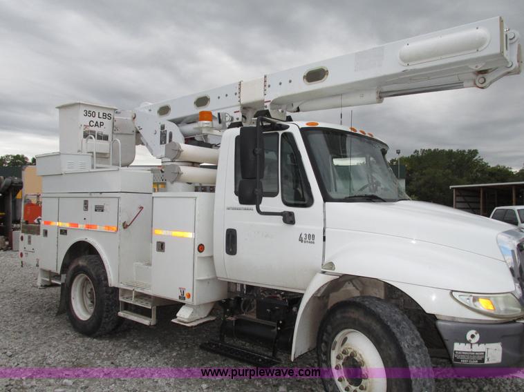 image for item G9935 2006 ALTEC L42M Boom lift on Reading Truck Body