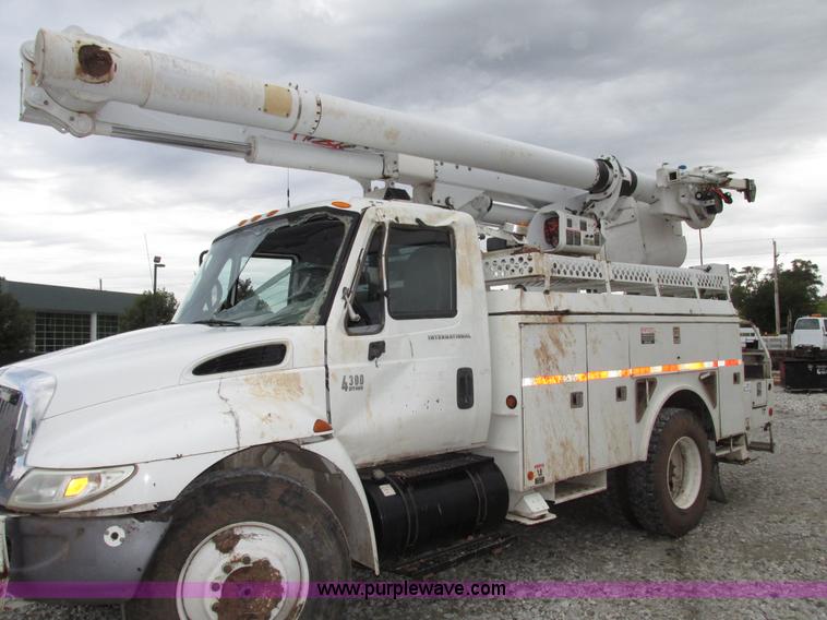 image for item G9935 2006 ALTEC L42M Boom lift on Reading Truck Body