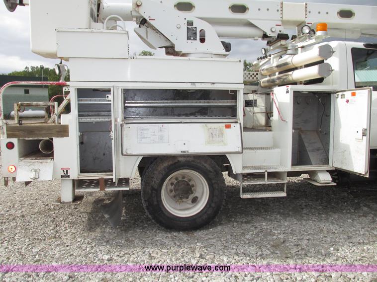 image for item G9935 2006 ALTEC L42M Boom lift on Reading Truck Body