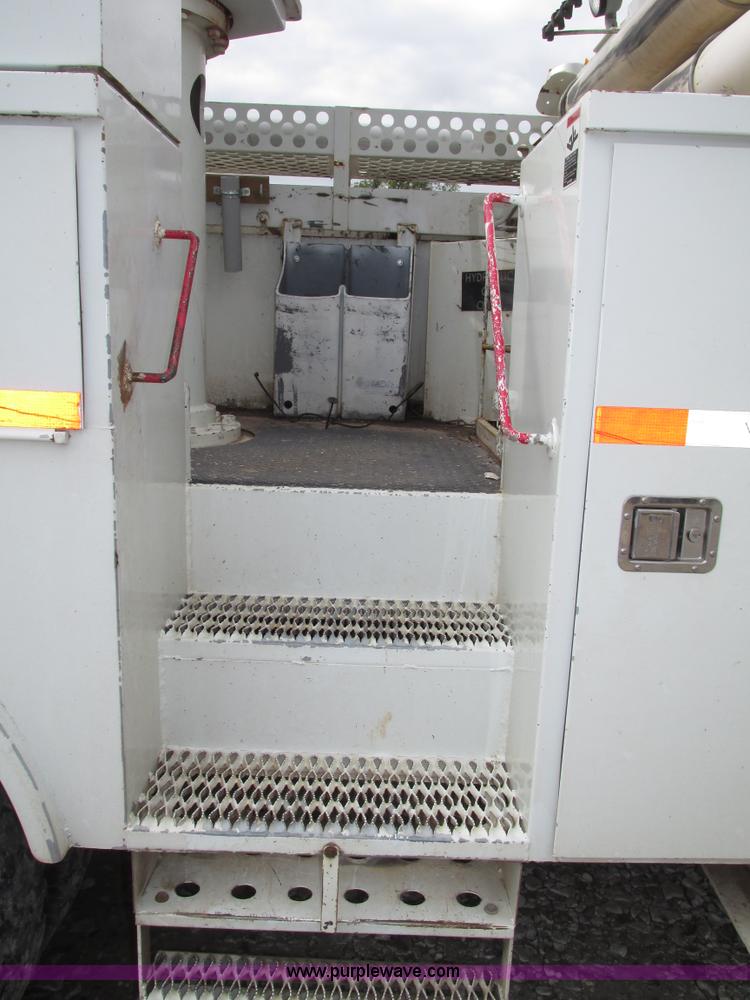 image for item G9935 2006 ALTEC L42M Boom lift on Reading Truck Body