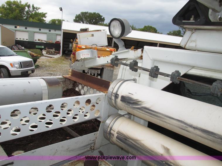 image for item G9935 2006 ALTEC L42M Boom lift on Reading Truck Body