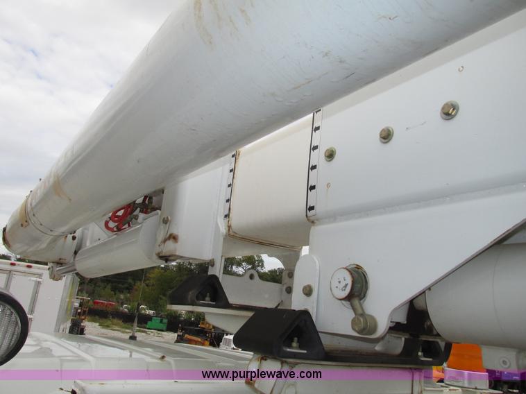 image for item G9935 2006 ALTEC L42M Boom lift on Reading Truck Body