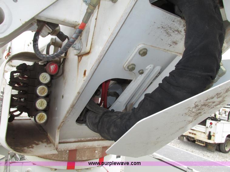 image for item G9935 2006 ALTEC L42M Boom lift on Reading Truck Body