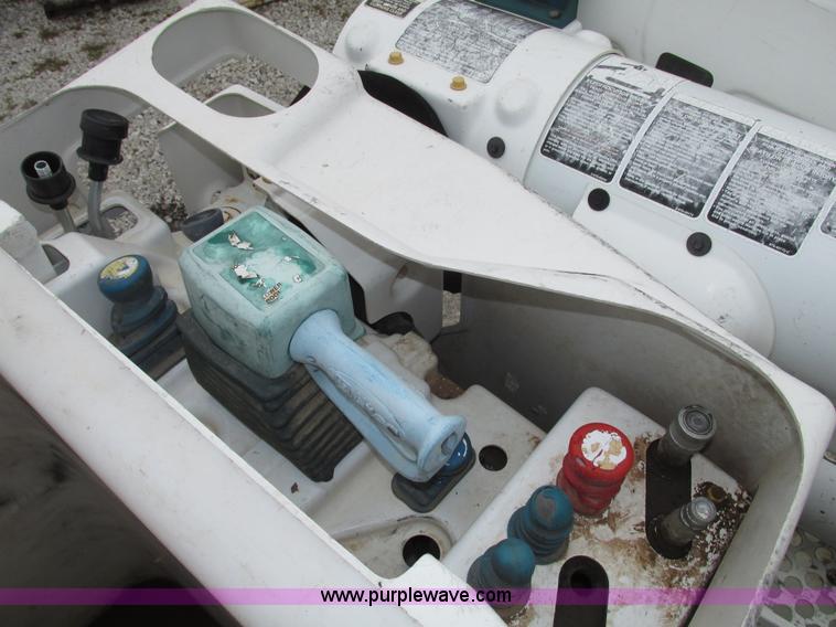 image for item G9935 2006 ALTEC L42M Boom lift on Reading Truck Body