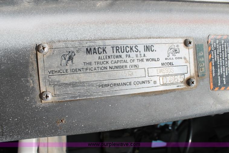 image for item H1696 1998 Mack DM690S mixer truck