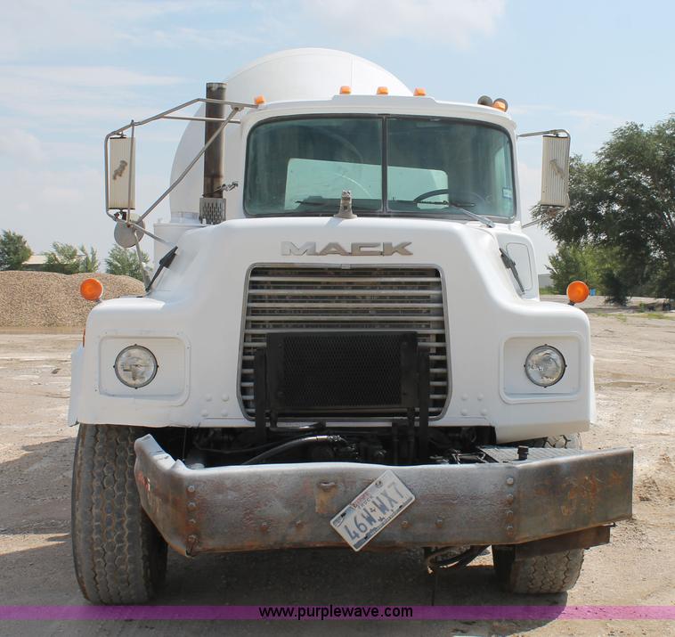 image for item H1697 1997 Mack DM690S mixer truck