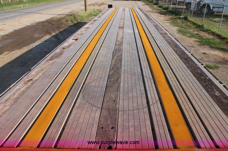 image for item H1701 1999 Wabash flatbed trailer