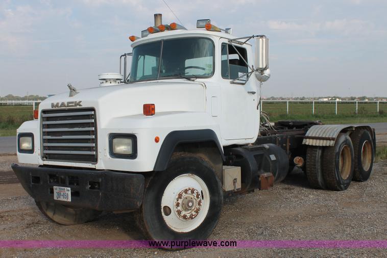 image for item H1702 1993 Mack RD688S semi truck