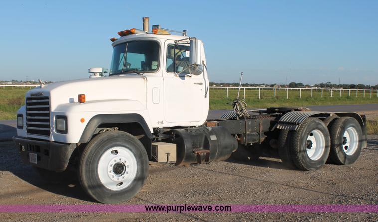image for item H1702 1993 Mack RD688S semi truck