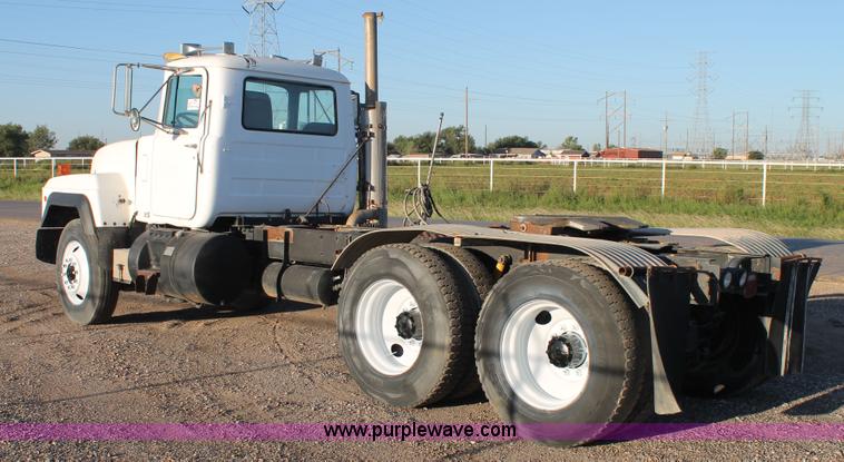 image for item H1702 1993 Mack RD688S semi truck
