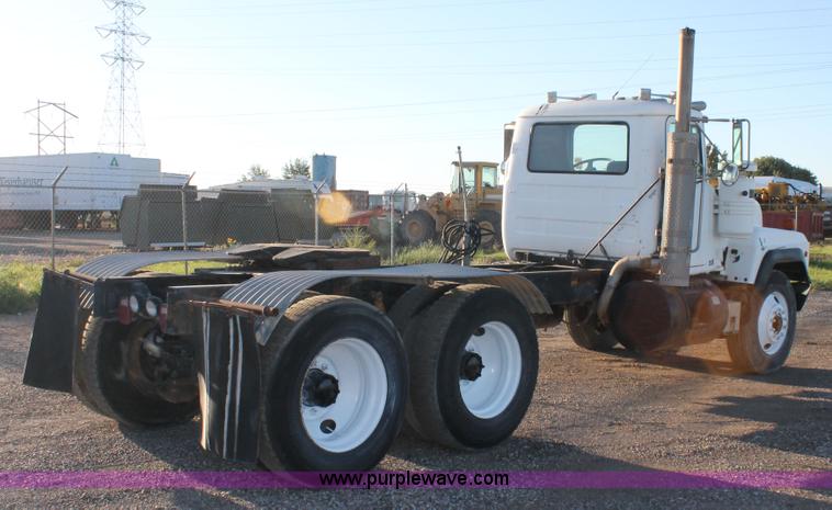 image for item H1702 1993 Mack RD688S semi truck