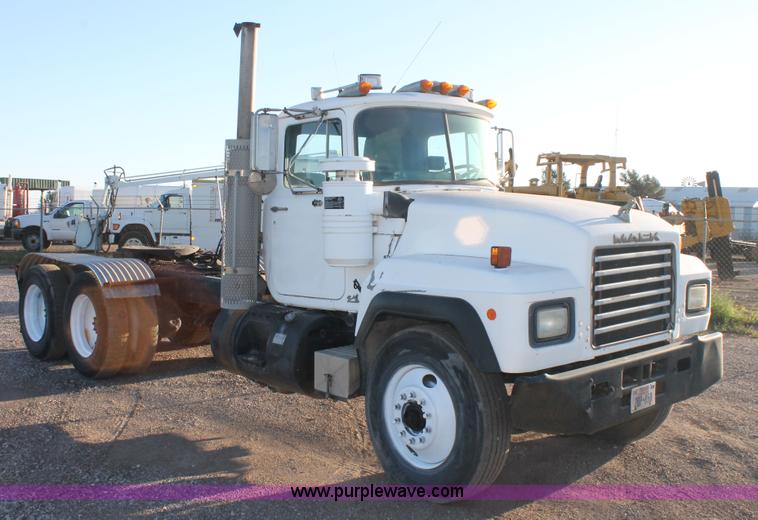 image for item H1702 1993 Mack RD688S semi truck