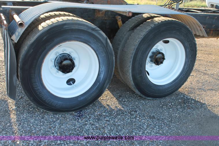 image for item H1702 1993 Mack RD688S semi truck