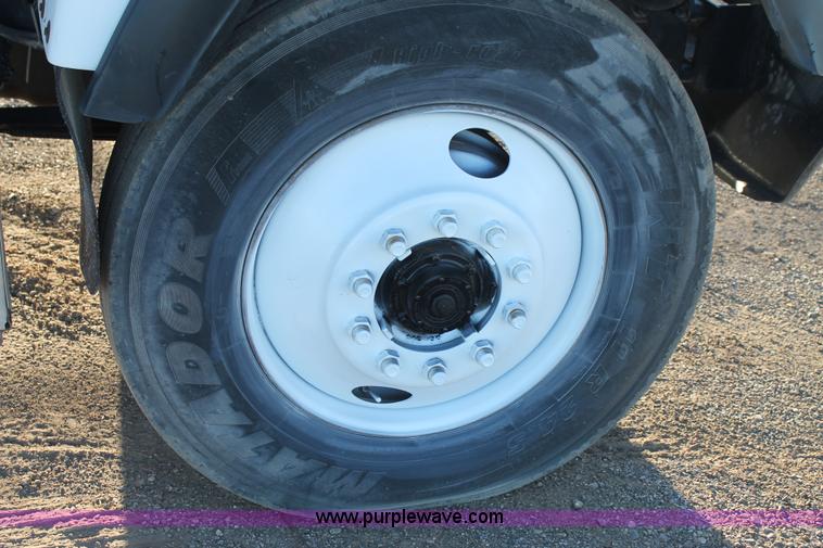 image for item H1702 1993 Mack RD688S semi truck