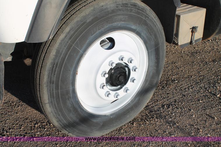 image for item H1702 1993 Mack RD688S semi truck