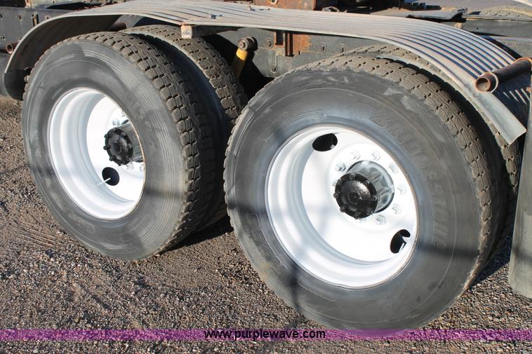 image for item H1702 1993 Mack RD688S semi truck