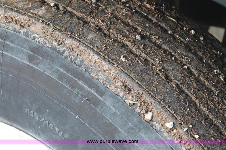 image for item H1702 1993 Mack RD688S semi truck