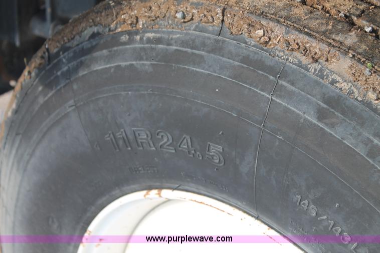 image for item H1702 1993 Mack RD688S semi truck