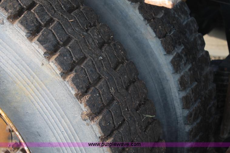 image for item H1702 1993 Mack RD688S semi truck