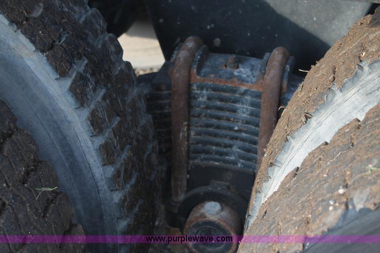 image for item H1702 1993 Mack RD688S semi truck