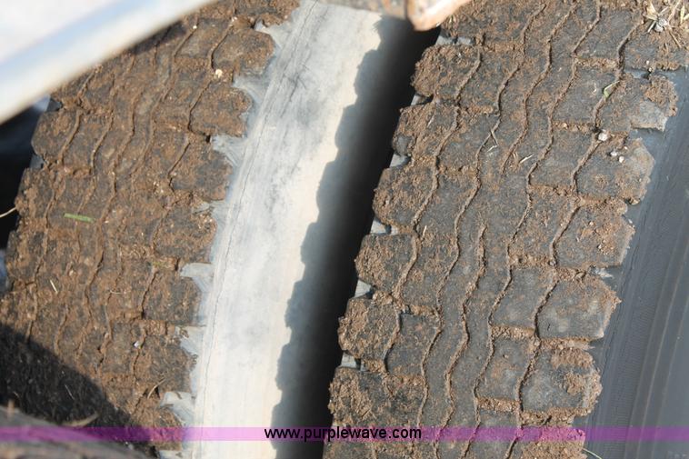 image for item H1702 1993 Mack RD688S semi truck