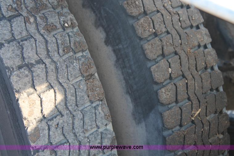 image for item H1702 1993 Mack RD688S semi truck