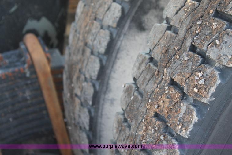 image for item H1702 1993 Mack RD688S semi truck