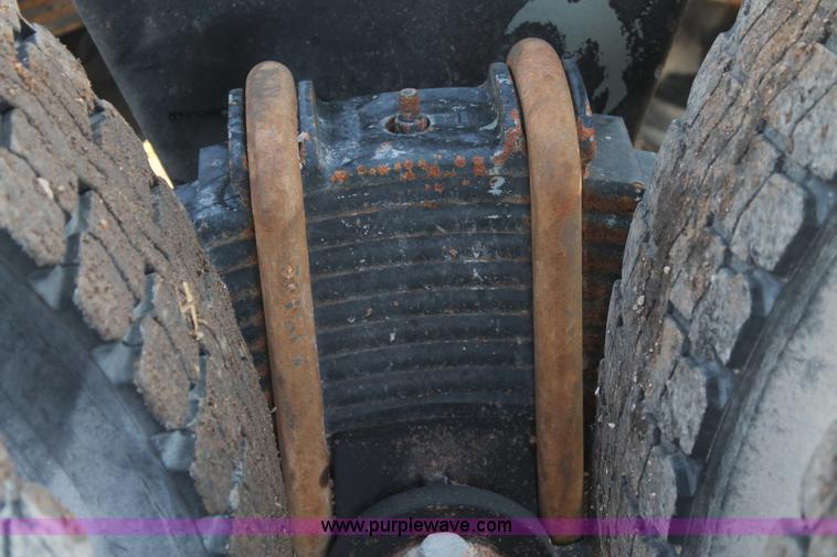 image for item H1702 1993 Mack RD688S semi truck