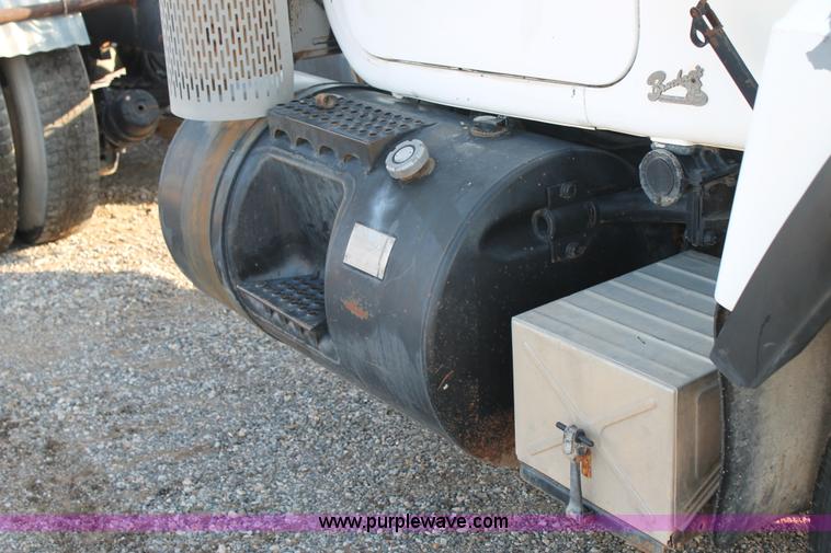 image for item H1702 1993 Mack RD688S semi truck