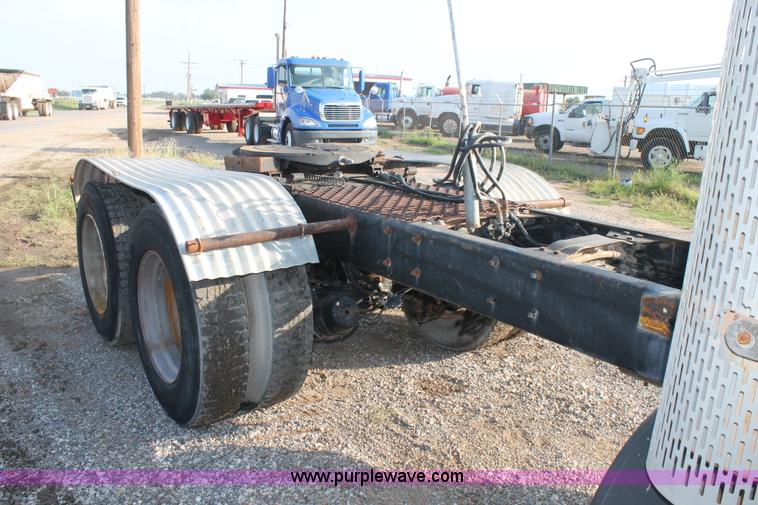 image for item H1702 1993 Mack RD688S semi truck