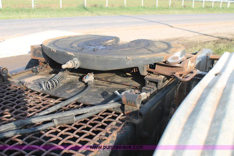 image for item H1702 1993 Mack RD688S semi truck